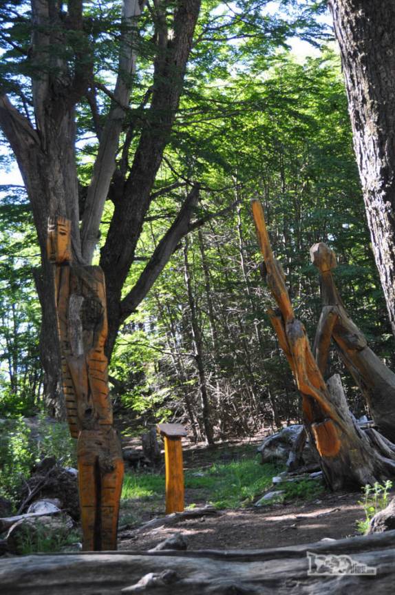 Atravessando o Bosque Tallado na trilha do Cerro Piltriquitrón, em El Bolsón, na Argentina